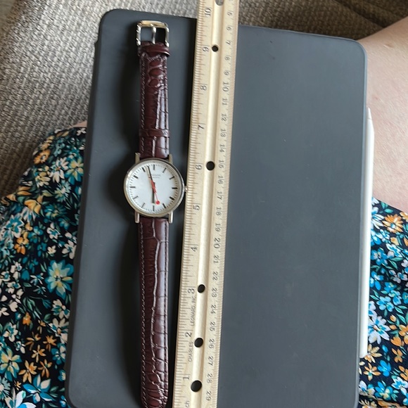 36mm woman’s watch. Water resistant up to 30 meters with a Stainless Steel Case. - Picture 4 of 5